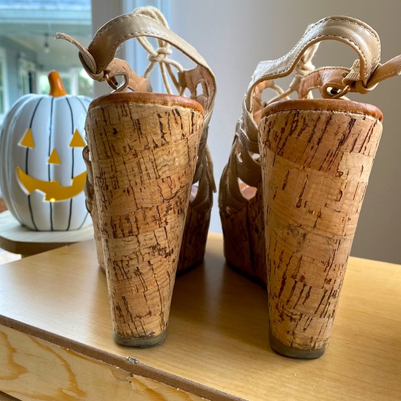 90s Tan wedges 🌻 - Picture 2 of 4